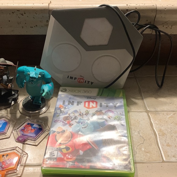 Disney Infinity xbox 360 bundle game, figures, disc - Picture 4 of 6